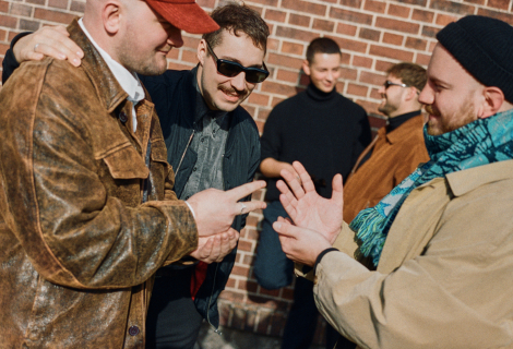 To, co je za oknem, předznamenává, že ‚chladný pláně nás čekaj‘ – ať už to znamená odloučení, nebezpečí venku za okny, strach z války, dospívání nebo jen neochota postavit se čelem budoucnosti. | Foto: Kuba Zeman