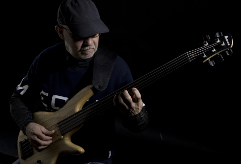 Gary Willis a jeho signature baskytara Ibanez GWB1005 v typické, ergonomicky dokonalé pozici pro hraní fusion groovů. | Foto: Gary Willis website