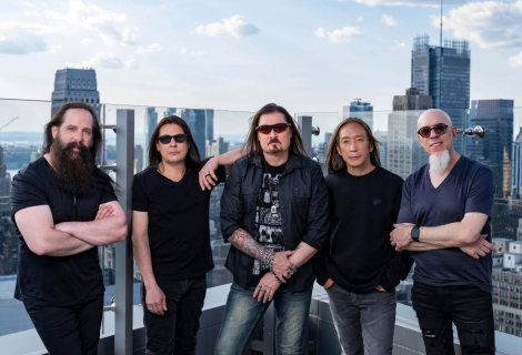 Dream Theater se na pódiu vůbec nechovají hvězdně. Sympatická je jejich skromnost a spontaneita. | Foto: Rayon Richards Dream Theater se na pódiu vůbec nechovají hvězdně. Sympatická je jejich skromnost a spontaneita. | Foto: Rayon Richards
