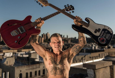 Pro Harleyho Flanagana je skládání muziky něco jako terapie | Foto: Mission Two Entertainment Pro Harleyho Flanagana je skládání muziky něco jako terapie | Foto: Mission Two Entertainment