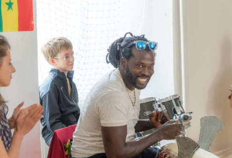 Cílem workshopu Senegalský rytmus je představit české veřejnosti odlišnou kulturu, ukázat její tradice, rytmy a hudební prožitky, zbořit zakořeněné mýty a přinést účastníkům nový pohled na hudbu. | Foto: archiv Moniky Böhmové