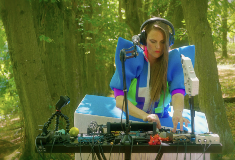 Vladivojna La Chia v projektu Tulpa Tape propojuje živou elektroniku, hlas, improvizaci a performance. | Foto: Patrik Veltruský