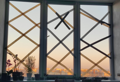 Takto vypadá výhled z okna doma u Iry Lobanok. Na otázky ale odpovídala z protileteckého krytu. | Foto: archi IL