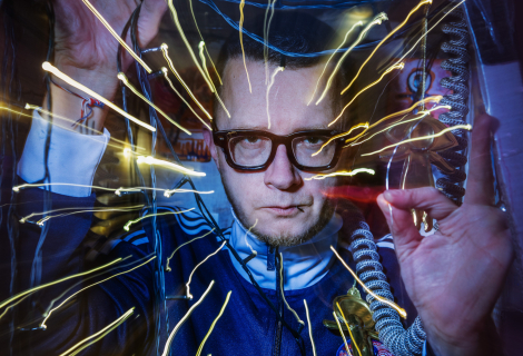 Osobní rámec Königa se v klipu prolíná s dalšími perspektivami – záběry přímo z Letné, pohledy na město a obrazy válkou zasažené Ukrajiny. | Foto: Vojtěch Vlk