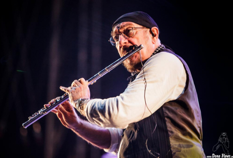 Veselá melodie rázem vyústí do zlomyslné pauzy. Jethro Tull stále platí za nepředvídatelnou kapelu. | Foto: Dena Flows Veselá melodie rázem vyústí do zlomyslné pauzy. Jethro Tull stále platí za nepředvídatelnou kapelu. | Foto: Dena Flows