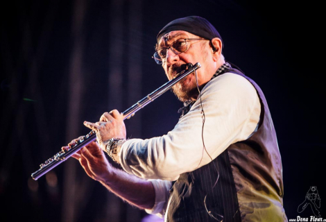 Veselá melodie rázem vyústí do zlomyslné pauzy. Jethro Tull stále platí za nepředvídatelnou kapelu. | Foto: Dena Flows