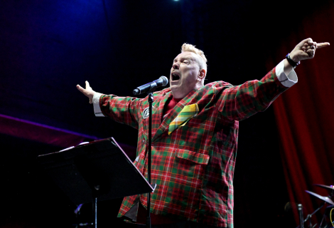 John Lydon a Public Image Ltd. odehráli v Trutnově skvělý postpunkový koncert a samotný Lydon byl i přes svůj věk a poněkud těžkotonážní zjev vynikající. | Foto: David Webr John Lydon a Public Image Ltd. odehráli v Trutnově skvělý postpunkový koncert a samotný Lydon byl i přes svůj věk a poněkud těžkotonážní zjev vynikající. | Foto: David Webr