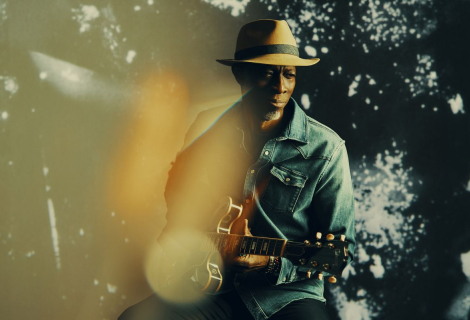 Keb' Mo' brilantně ovládá hru na všechny druhy akustických i elektrických kytar, včetně resofonických | Foto: Liver Music