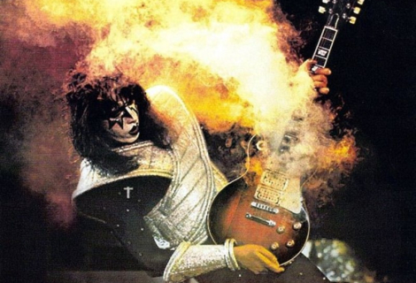 Ace Frehley v roce 1977. Zemřel 16. října 2025 ve věku 74 let. | Foto: Wikipedia