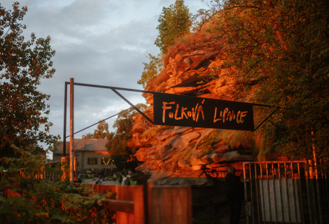 Folková Lipnice navazuje na tradici festivalu Písní za mír, zároveň ale dává prostor současné alternativní scéně. | Foto: Jan Hromádko