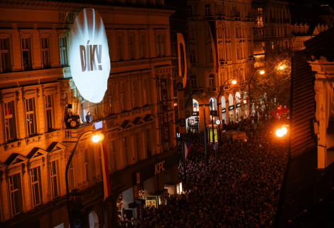 Modlitba pro Martu je symbolem sametové revoluce. Letos ji z balkonu Paláce Metro zazpívá Jan Cina. | Foto: Lea Decroix