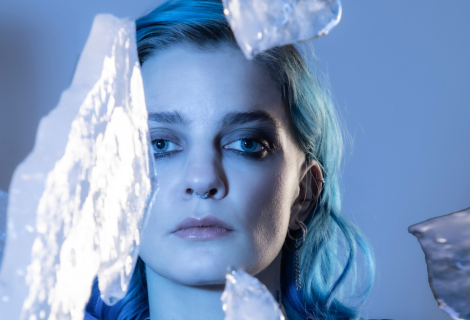 Místo velkých gest nabízí Kvietah soustředěný pohled dovnitř. Nechává nahlédnout do prostoru, kde se bolest pomalu proměňuje v sílu. | Foto: Barbora Zentel