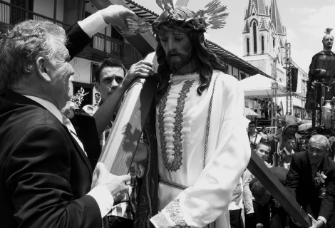 Politici nasazují Ježíši kříž (Kolumbie) | Foto: Matěj Ptaszek