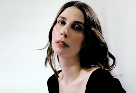 Píseň Odovzdaj sa mi stojí na zvuku mandolín, akustických bicích, smyčcích a syntezátoru, propojuje moderní zvuk s nenápadným retro teplem. | Foto: Kate Guic