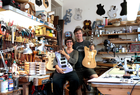 Frank Deimel a Kora Jünger, tvůrci Deimel Guitarworks ve své dílně. | Foto: archiv Deimel Guiarworks