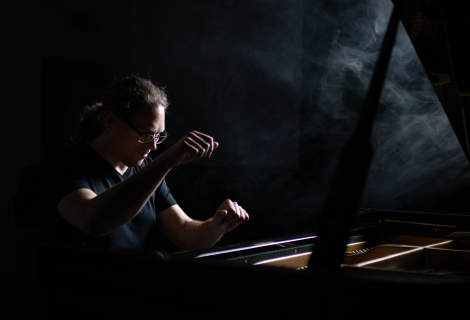Skladatel, aranžér a pianista Michal Worek u svého osudového hudebního nástroje | Foto: archiv MW