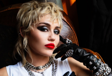 Říká se, že Miley Cyrus s tímto albem dospěla. Co se týče hlasového projevu, tak určitě ano | Foto: Mick Rock Říká se, že Miley Cyrus s tímto albem dospěla. Co se týče hlasového projevu, tak určitě ano | Foto: Mick Rock