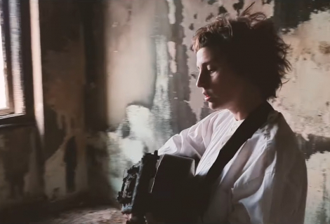  Nikola Mucha ve videoklipu ke skladbě Mrtvá nahrávaném ve vyhořelém bytě | Zdroj: Youtube 