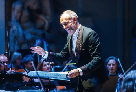 Mychael Danna, držitel Oscara diriguje svou hudbu z filmu 500 dní se Summer na slavnostním zahájení Composers Summit Prague 2025. | Foto: Petr Klapper