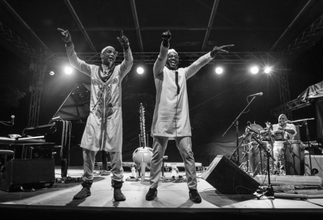V bloku, kterým Folkové prázdniny začaly, se sešli kubánský jazzový klavírista Omar Sosa, zpívající hráč na koru Seckou Keita ze Senegalu a venezuelský perkusista Gustavo Ovalles. | Foto: Barka Fabiánová 