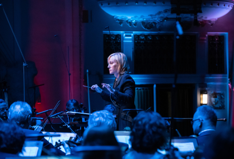 Dirigující orchestrátorka Nan Schwartz. | Foto: Kač Brožová Dirigující orchestrátorka Nan Schwartz. | Foto: Kač Brožová