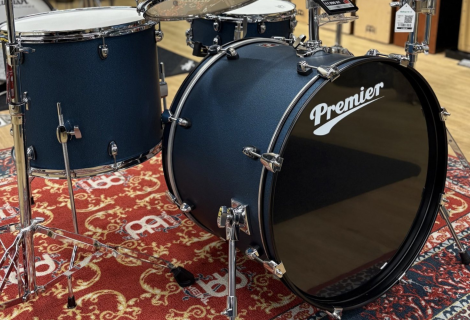 Revolution staví na jednoduché, ale funkční myšlence: nabídnout plně vybavenou bicí soupravu, kterou stačí rozbalit, postavit a začít hrát. | Foto: Kytary.cz