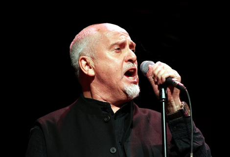 Peter Gabriel je ve svém výkonu stále odvážně melodický, jasný a výrazný. | Foto: Skoll World Forum/Wikimedia Commons