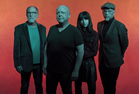 Akordové posloupnosti a vokální chameleonství frontmana Blacka Francise spolu s bublající basou Paze Lenchantina budou navždy poznávacím znamením Pixies. | Foto: Tom Oxley Akordové posloupnosti a vokální chameleonství frontmana Blacka Francise spolu s bublající basou Paze Lenchantina budou navždy poznávacím znamením Pixies. | Foto: Tom Oxley