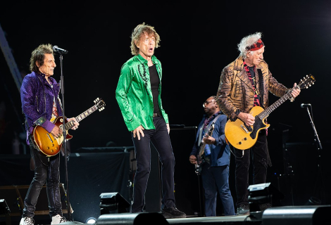 Jagger, Richards i Wood působí jako mladí kluci, kteří si celý nahrávací proces náležitě užívají. | Foto: Raph PH (Wikimedia Commons)