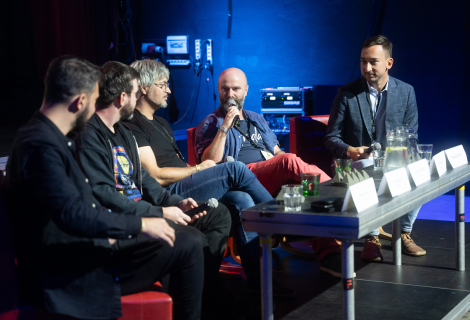 Hlavním zaměřením letošního ročníku hudební konference ReConnect a klubové noci Batch je posilování hudební komunity. Na fotce účastníci loňského panelu Jak se BLESKnout. | Foto: Vojta Kuřátko Hlavním zaměřením letošního ročníku hudební konference ReConnect a klubové noci Batch je posilování hudební komunity. Na fotce účastníci loňského panelu Jak se BLESKnout. | Foto: Vojta Kuřátko