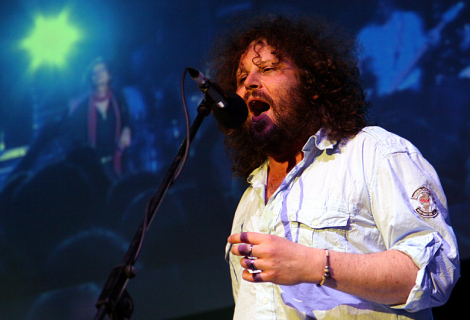 Jako hosté s „Holého bandem“ 17. 11. 2025 v Lucerně vystoupí Vojtěch Dyk, Orion, Vladimír 518, Matěj Ruppert, Tereza Černochová, Ondřej Ruml nebo Pan Lynx. Mít beaty bude taky na pár songů Dan Bárta. | Foto: Wikimedia Commons