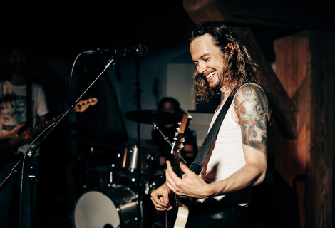 „Myslím, že v londýnské scéně neznám nikoho s menším pedalboardem, než mám já – a to se mi vlastně líbí,“ říká Rufus Miller. | Foto: Milan Kruliš