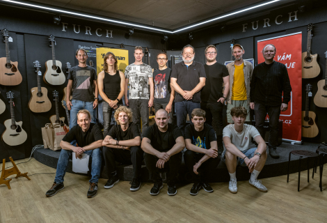 Soutěžící i s porotci na elektrické Kytarové aréně 2025. | Foto: Dita Havránková