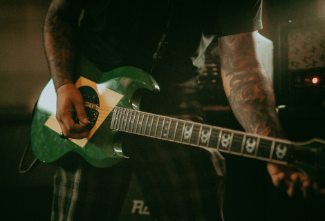 Po zahnutých hokejkách superstratů zase byly k vidění fenderovské vintage tvary, lespauly, esgéčka a zvuk evokoval starý dobrý sedmdesátkový hardrock. | Foto: Kris Amon (Unsplash)