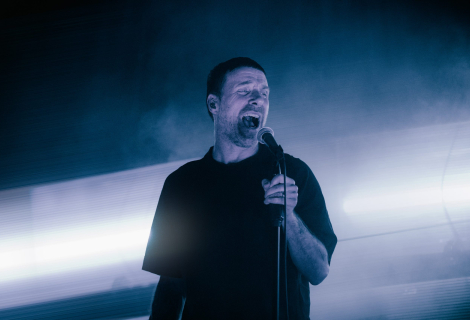 Jason Williamson ze Sleaford Mods během koncertu v pražském klubu Roxy. | Foto: Kateřina Fialová (Fource Entertainment)