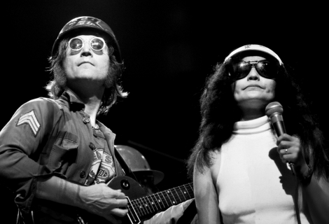 Na pódiu tehdy stál po boku Yoko Ono, za zády měl kapelu Elephant’s Memory Band a mezi hosty se objevili Stevie Wonder, Eric Clapton nebo Roberta Flack. | Foto: Michael Negrin