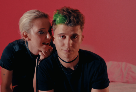 VALDEMAR v novém klipu otevírá intimní téma, jeho filmové zpracování ale sází na humor a nadsázku. | Foto: Oskar Hes