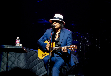 Sixto Rodriguez na koncertě v roce 2015. Je o něm známo, že nerad zkouší a má doprovodné kapely v každém státě, ve kterém hraje. | Foto: Ralph Sanchez (flickr)