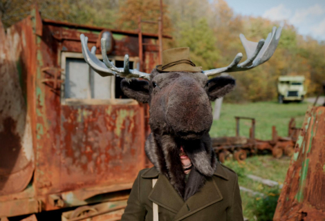 Všudypřítomného myslivce hraje Marek Hes, grafik kapely, jenž už od druhého alba dotváří grafický design obalů všech desek Nauzey Orchestry. | Foto: Tomáš Brada