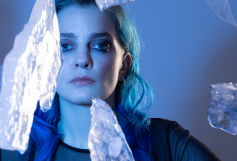 „Vyostřená doba si žádá rockový zvuk,“ říká na okraj svého nového alba Rozkousanej svět písničkářka Kvietah. | Foto: Barbora Žentelová
