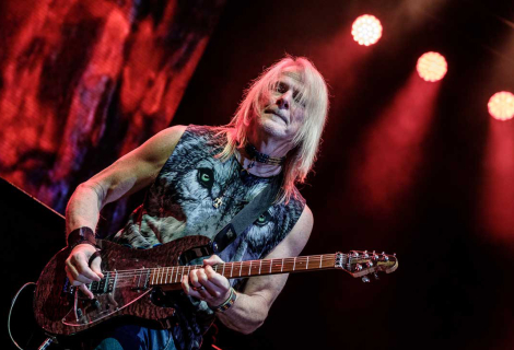 Steve Morse během sólové hry malíčkem pravé ruky mistrně ovládá hlasitost jednotlivých tónů. | Foto: Mark Ellis