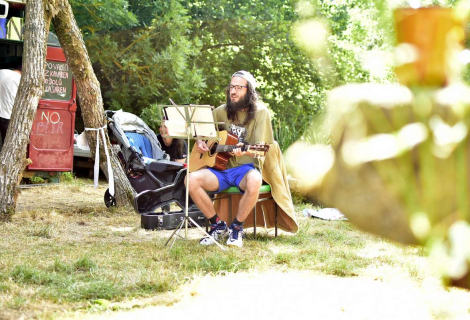 Kdy jindy než v létě nasát nečekané nápady, vjemy a myšlenky, které pak během podzimních plískanic ve zkušebně přetavíte v nové riffy a melodie? I Festival MEZIPROSTOR, foto: Jitka