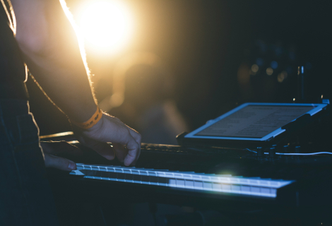 Už žádné tahání songbooků, žádná Já písnička ani koncertní hraní za hradbou notových plachet. Prostě byste se na celý zápis jedinkrát podívali a okamžitě si ho zapamatovali jako „vizuální mapu“. | Foto: Unsplash