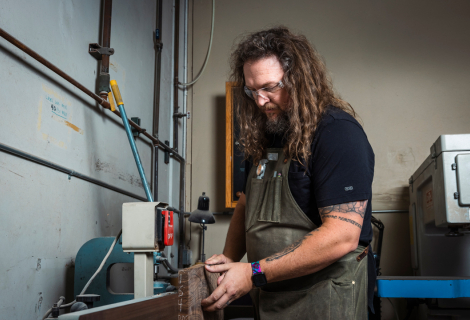 Andy Hicks začal experimentovat s nástroji už ve dvaceti – měnil snímače, přepojoval elektroniku a hledal svůj ideální zvuk. | Foto: Fender Custom Shop Andy Hicks začal experimentovat s nástroji už ve dvaceti – měnil snímače, přepojoval elektroniku a hledal svůj ideální zvuk. | Foto: Fender Custom Shop