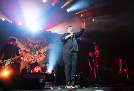 Dropkick Murphys 2025: sklenice Guinnessu, pár slz, pořádný refrén a pěst sevřená proti bezpráví. | Foto: Riley Vecchione