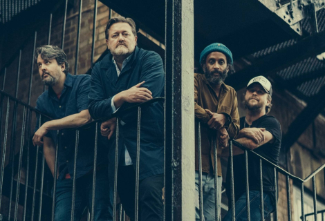 Elbow baví na desáté řadovce od začátku do konce. | Foto: Press