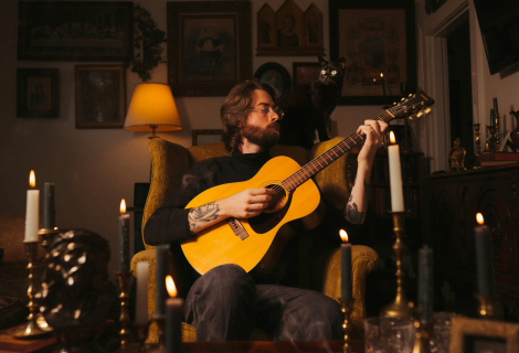 Pokud vás láká nahrávání acoustic coverů, vyplatí se investovat čas do vyladění vizuálně působivého prostředí, správného nastavení mikrofónů a světel. I Foto: Isaac Macdonald on Unsplash Pokud vás láká nahrávání acoustic coverů, vyplatí se investovat čas do vyladění vizuálně působivého prostředí, správného nastavení mikrofónů a světel. I Foto: Isaac Macdonald on Unsplash