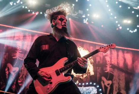 Jim Root dokázal u svých kytar propojit klasické Fender modely s metalem a tohle spojení funguje neskutečně dobře. | Foto: Flickr, NRK P3