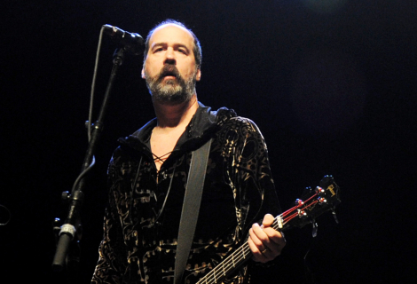 Krist Novoselic a jeho typický postoj s basou zásadně u kolen | Foto: Kevin Winter