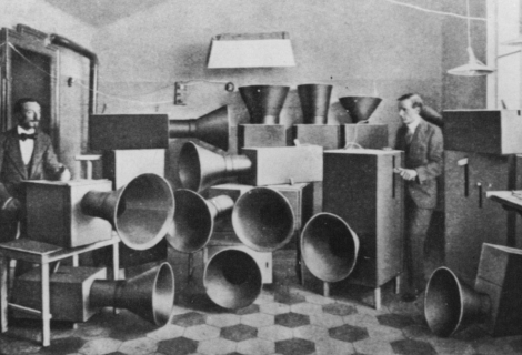 Luigi Russolo a jeden z jeho experimentátorských hudebních nástrojů ze začátku 20. století, zdroj: Trivium Art History